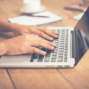Kvindehænder Laptop