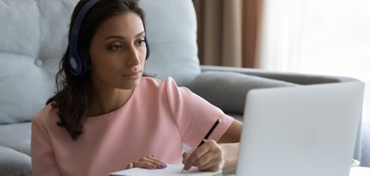 Ung Kvinde Koncentreret Til Webinar